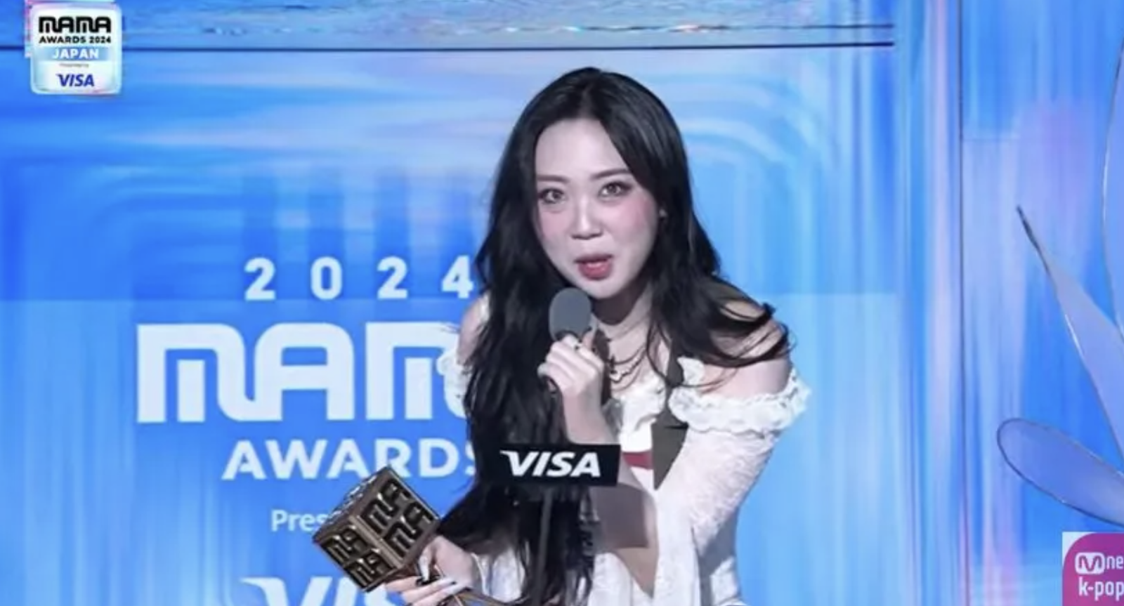 This contains an image of  Lee Young Ji
at Mama Award