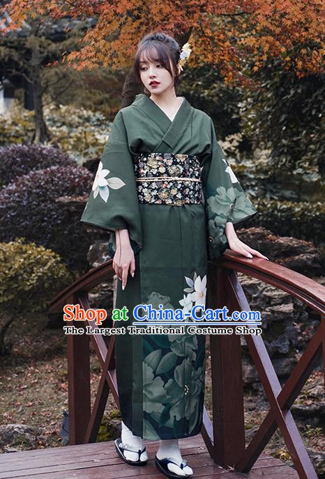 Kimono verde oscuro con estampados florales que muestra cómo los colores más oscuros también pueden funcionar en la fotografía de verano con técnicas de estilo adecuadas.