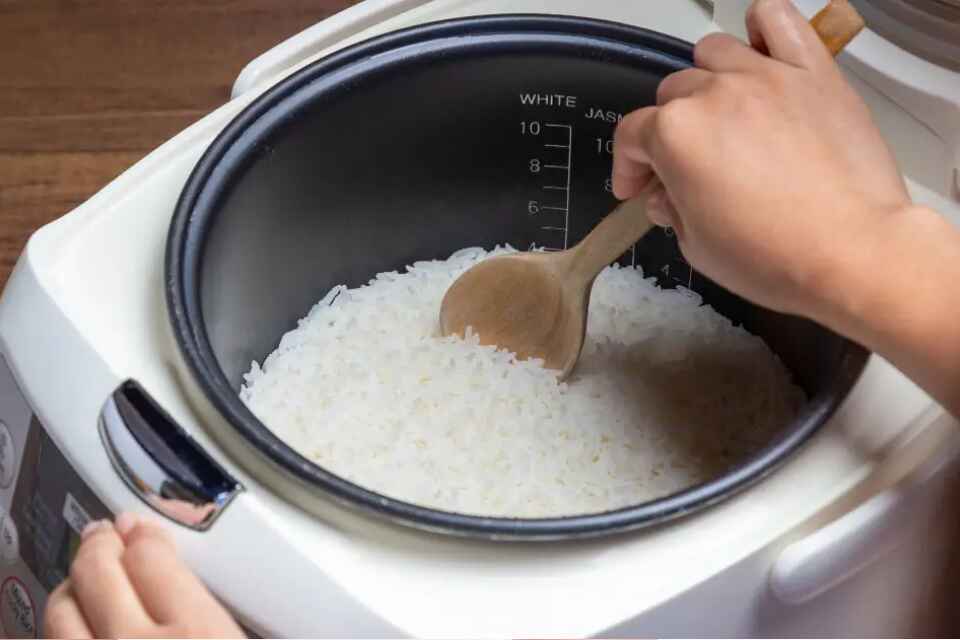 Cơm để trong nồi bao lâu là tốt nhất?