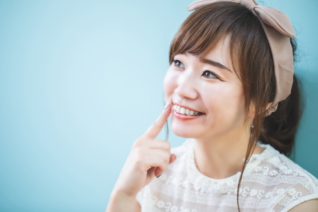 白い歯を見せる女性