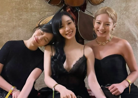This contains an image of Girls Generation Hyoyeon, Sunny and Tiffany.