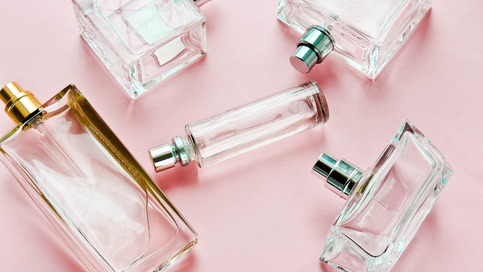 Beberapa botol parfum dengan berbagai model/Sumber: Canva