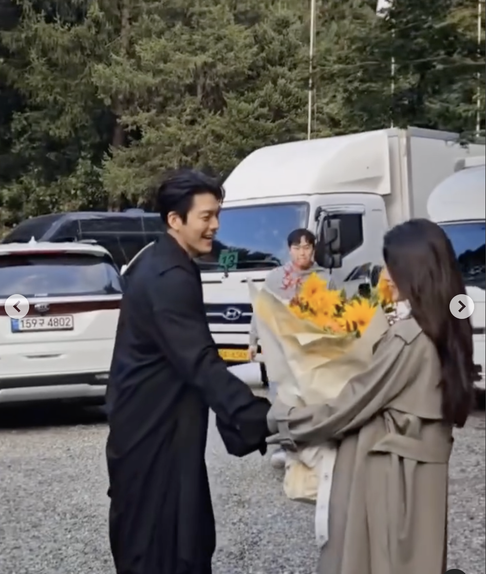 Kim Woo Bin surprises Suzy by  giving her a beautiful bouquet of flowers. 
