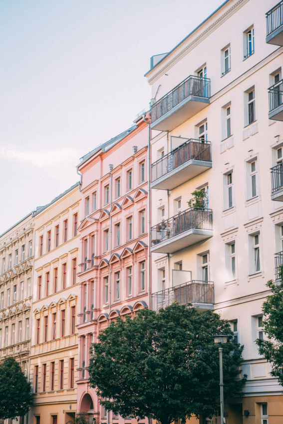 Ein Bild, das draußen, Gebäude, Fenster, Himmel enthält.

Automatisch generierte Beschreibung