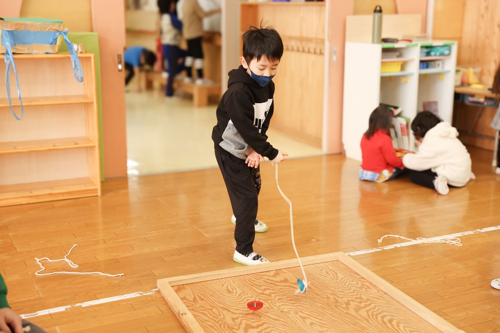 12.【室内遊び】指先から全身運動！「コマ回し」