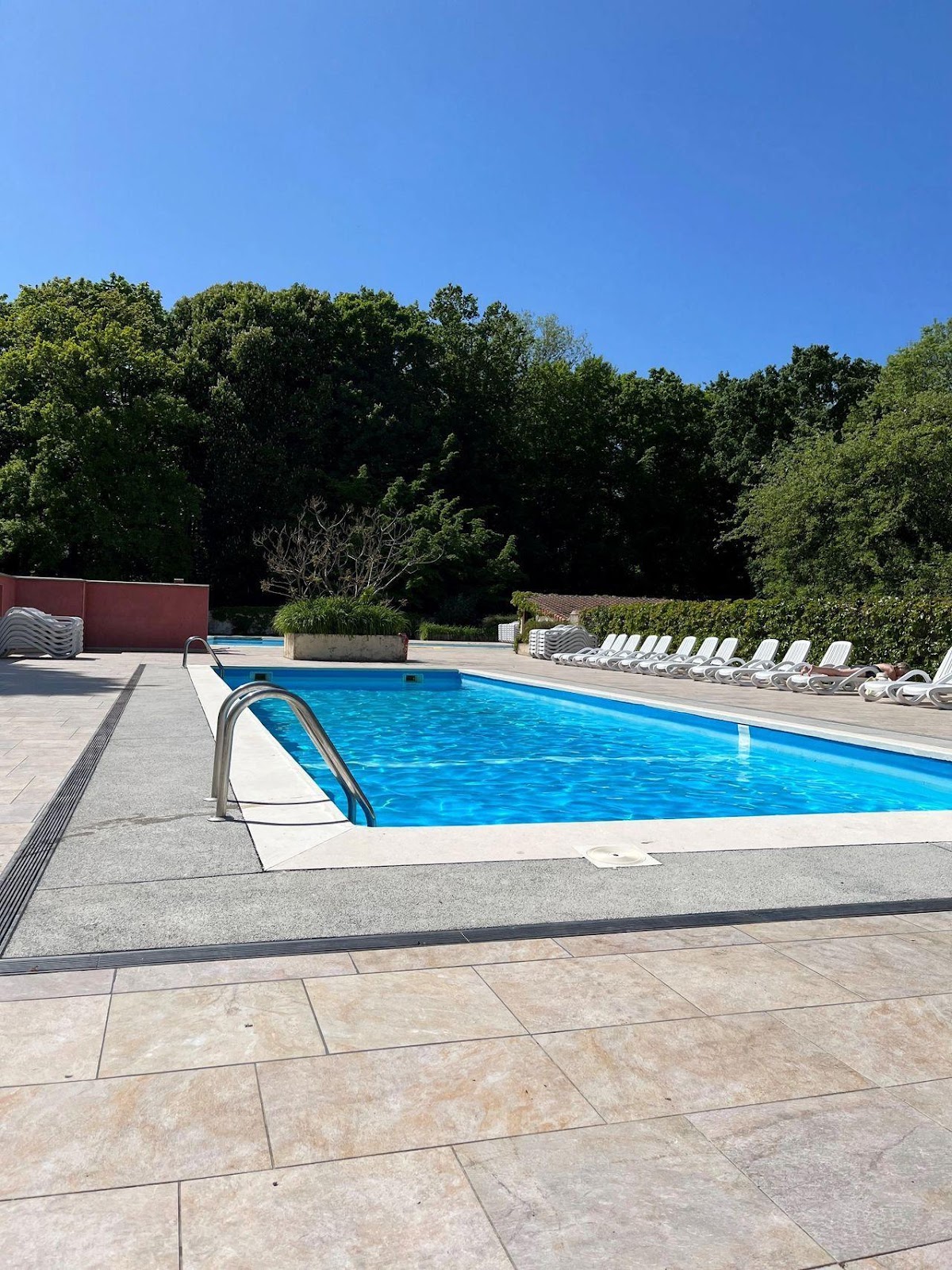 Swimming pool at site Chateau du Gandspette