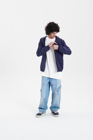 modelo em pe com blusa vazul