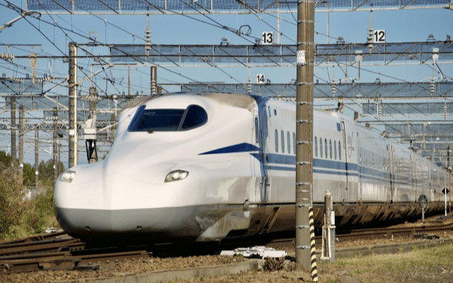 大阪‐名古屋間を走行する新幹線の画像
