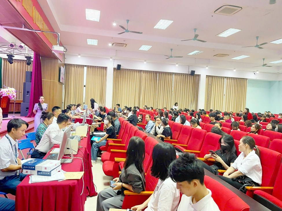 Trường Đại học Hà Tĩnh tưng bừng chào đón tân sinh viên K17 nhập học