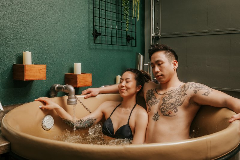 couple taking a beer bath at Oakwell Beer Spa