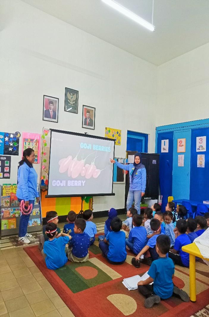 E:\Aulia\YKJ KOORDINATOR PUSDIKLATPASSUS\Artikel\Foto Artikel Baru\MemperkenalkanBahasa Inggris sebagai Bahasa Kedua melalui Aktivitas pembelajaran yang menyenangkann.jpg