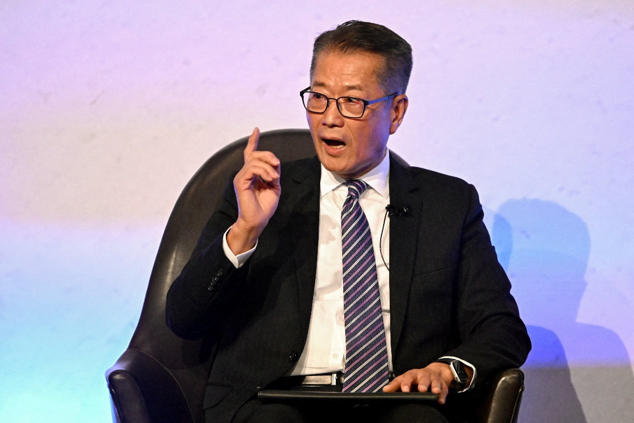 香港面臨千億財赤,財政司長陳茂波仍稱將透過發債融資,確保北部都會區繼續上馬;分析認為他是「經濟無知」。