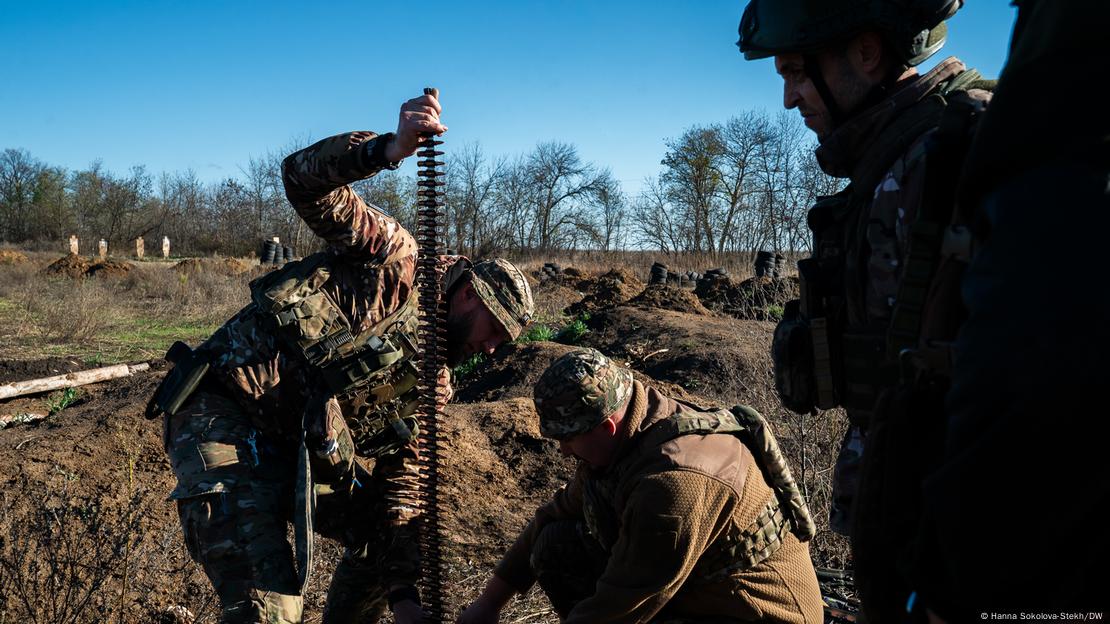 Піхотинці бригади швидкого реагування Нацгвардії "Рубіж" тренуються стріляти з окопів, Донецька область, листопад 2023 року