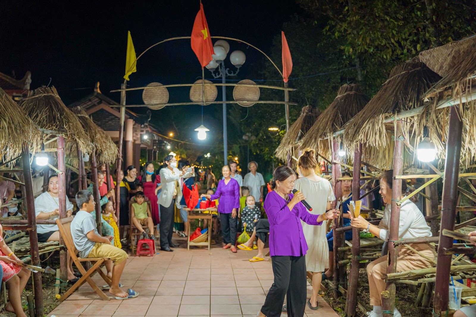 Hoạt động Hát bài chòi tại chợ đêm Cầu ngói Thanh Toàn thu hút nhiều du khách đến tham quan và trải nghiệm