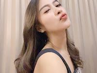 Gadis Cantik dengan Gaya Casual yang Tetap Memikat