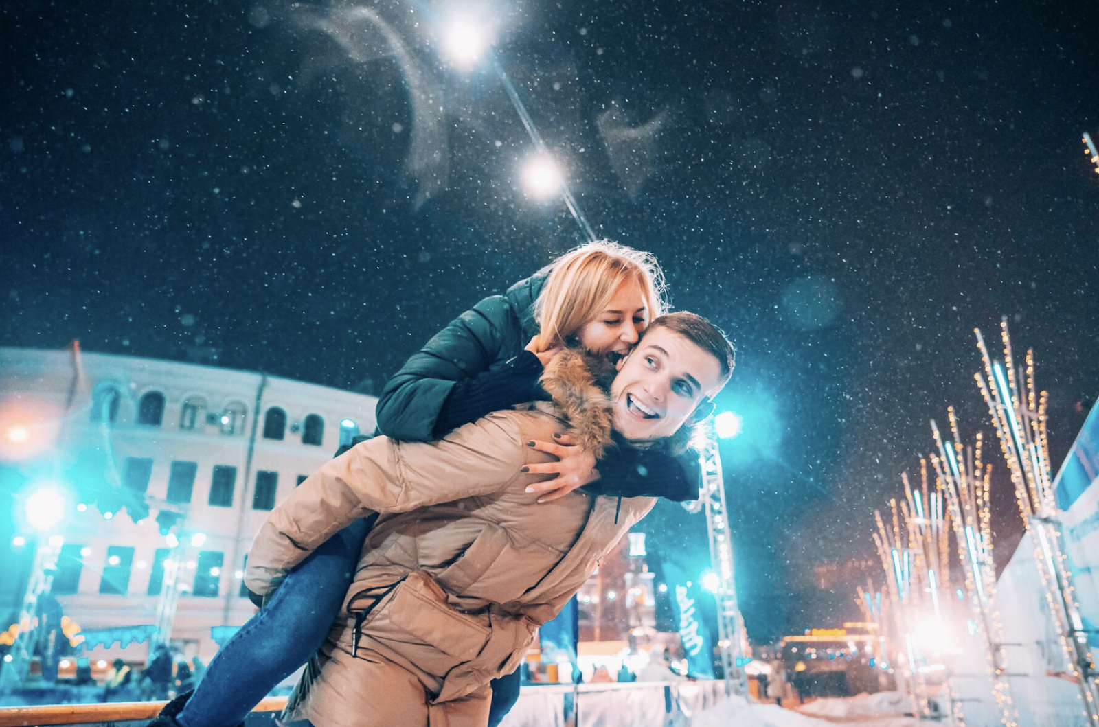 Un couple qui visite Paris pendant Noël grâce à une visite guidée à vélo