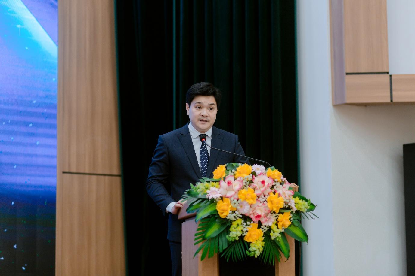 A person standing at a podium with flowers

AI-generated content may be incorrect.