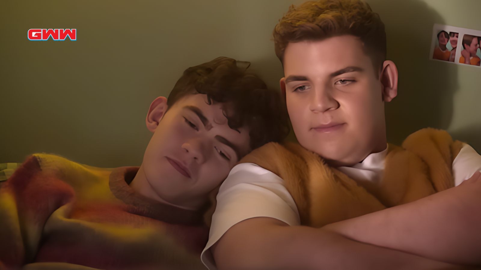 Heartstopper Season 3: Charlie and Isaac cuddling