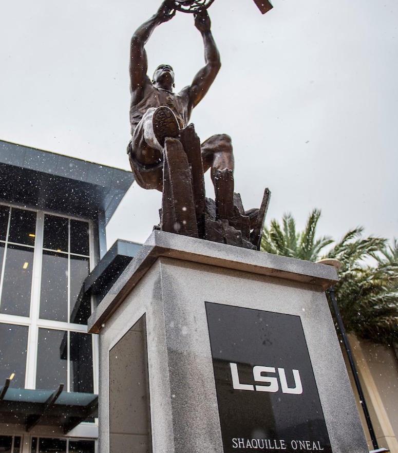 Estátua de Shaquille O'Neal em na Universidade do Estado da Louisiana (LSU)