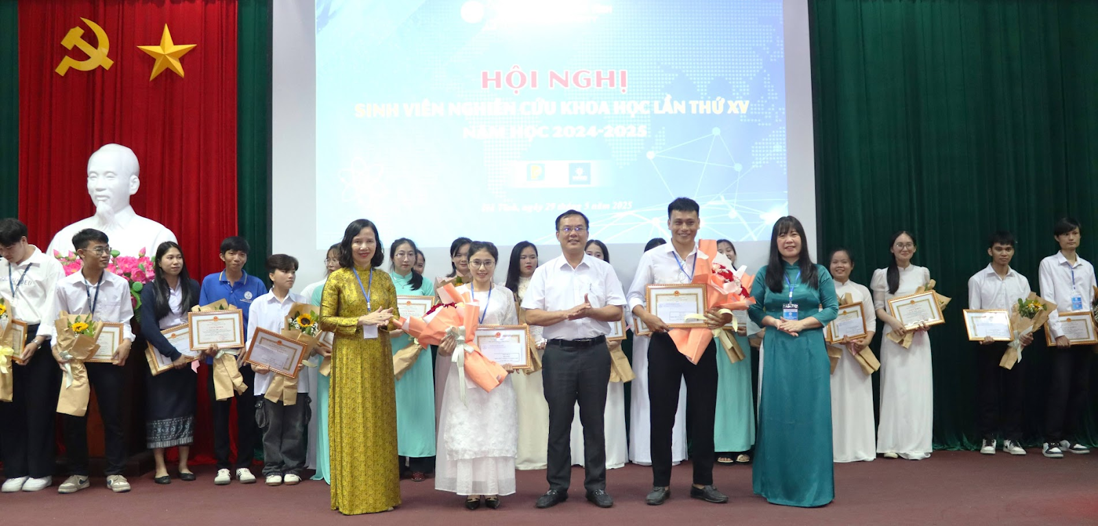 Hội nghị Sinh viên Nghiên cứu Khoa học lần thứ 15 - Sân chơi học thuật hấp dẫn của sinh viên Trường Đại học Hà Tĩnh