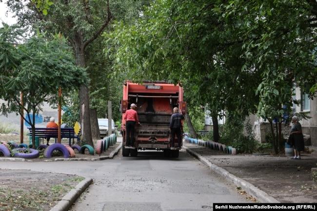 У місті, яке зазнає обстрілів, намагаються працювати комунальні служби