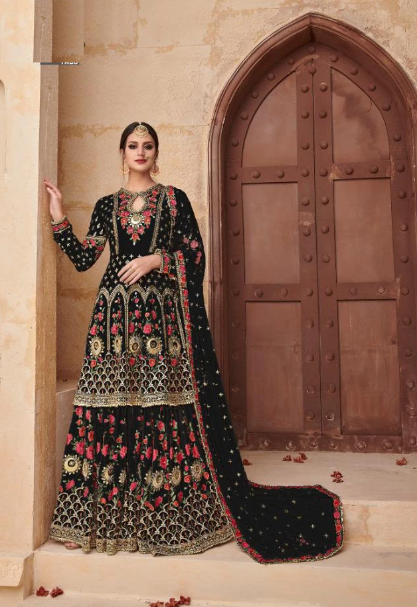 7 Different Types of Pakistani Suits for Ladies 4