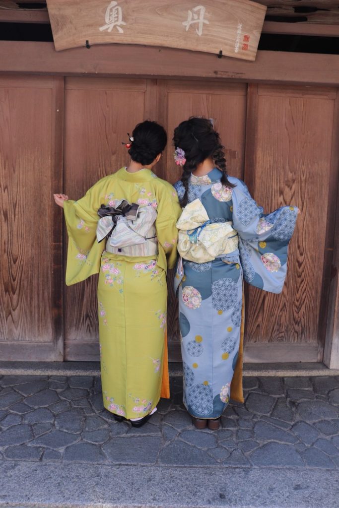 Kimono tradicional en suaves colores pastel, perfecto para fotografías de verano que muestran cómo la elección del color afecta tanto la comodidad como el impacto visual.