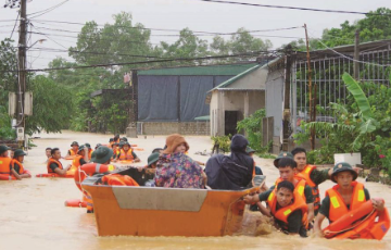 CHỦ ĐỀ 7: EM VỚI THIÊN NHIÊN VÀ MÔI TRƯỜNG1. CẢNH QUAN THIÊN NHIÊN QUÊ HƯƠNG TÔIKHÁM PHÁHoạt động 1: Tìm hiểu về vẻ đẹp của cảnh quan thiên nhiên, danh lam thắng cảnh ở địa phương và cách bảo tồn.Câu 1: Chia sẻ về những cảnh quan thiên nhiên, danh lam thắng cảnh ở địa phương mà em biết.Giải nhanh:Tháp Rùa – Hồ Hoàn Kiếm nằm ở vị trí trung tâm của thành phố và được ví như “trái tim” của Thủ đô. Mặt hồ xanh màu rêu cổ kính như một tấm gương khổng lồ soi bóng những cây cổ thụ và những rặng liễu rủ thướt tha ven hồ.Giữa lòng hồ là Tháp Rùa uy nghiêm cổ kính lung linh in bóng xuống mặt hồ. Quanh hồ cũng là nơi thường diễn ra những hoạt động, sự kiện văn hoá, bắn pháo hoa, biểu diễn nghệ thuật sôi động của thành phố. Câu 2: Thảo luận về cách bảo tồn cảnh quan thiên nhiên, danh lam thắng cảnh ở địa phương.Giải nhanh: Hoạt động 2: Thiết kế sản phẩm giới thiệu vẻ đẹp cảnh quan thiên nhiên, danh lam thắng cảnh ở địa phươngGiải nhanh:Hoạt động 3: Xây dựng kế hoạch tổ chức sự kiện giới thiệu về vẻ đẹp cảnh quan thiên nhiên, danh lam thắng cảnh của địa phương và cách bảo tồn.Giải nhanh:KẾ HOẠCH TỔ CHỨC TRIỂN LÃMTên triển lãm: Tự hào vẻ đẹp quê tôiNhóm thực hiện: Nhóm 1Mục đích triển lãm: Giới thiệu về vẻ đẹp của cảnh quan thiên nhiên, danh lam thắng cảnh của địa phương và kêu gọi mọi người chung tay bảo tồnĐối tượng tham dự: Người dân địa phươngThời gian tổ chức triển lãm: Sáng Chủ nhật, tuần đầu tháng 3a. Công việc, phương tiện cần thiết và phân công chuẩn bịb. Chương trình triển lãmTHỰC HÀNH Hoạt động 4: Tổ chức sự kiện giới thiệu vẻ đẹp cảnh quan thiên nhiên, danh lam thắng cảnh của địa phương và cách bảo tồn.Giải nhanh:Tổ chức lễ hội truyền thống hàng năm vào mỗi dịp Tết hoặc triển lãm để giới thiệu về vẻ đẹp cảnh quan của quê hương VẬN DỤNGHoạt động 5: Bảo tồn cảnh quan thiên nhiên, danh lam thắng cảnh ở địa phươngGiải nhanh:Thực hiện những hành động cụ thể, phù hợp trong cuộc sống hàng ngày.2. TRUYỀN THỐNG VỀ BIỆN PHÁP ĐỀ PHÒNG VÀ GIẢM NHẸ RỦI RO THIÊN TAI Ở ĐỊA PHƯƠNGKHÁM PHÁHoạt động 1: Sưu tầm, phân tích tài liệu và viết báo cáo về thiên nhiên, thiệt hại do thiên nhiên gây ra cho địa phương.Câu 1: Sưu tầm tài liệu về thiên tai và thiệt hại do thiên nhiên gây ra cho địa phương.Giải nhanh:Câu 2: Viết báo cáo về thực trạng thiên tai ở địa phươngGiải nhanh:Thời điểm  Loại thiên taiVề người Về tài sản Về hoạt động kinh tế 2017Hạn hán   + Một số hồ nuôi ao cá bị khô kiệt2020Bão lũ  + 3 người bị chết; 12 người bị thương + 2 ngôi nhà bị lũ cuốn trôi+ Hàng chục nhà bị tốc mái+ Giao thông bị ngừng trệ trong 2 ngày+ Nhiều diện tích trồng lúa và hoa màu bị úng ngập Hoạt động 2: Xây dựng kế hoạch truyền thống cho người dân địa phương về những biện pháp để phòng thiên tai và giảm nhẹ rủi ro khi gặp thiên taiCâu 1: Chia sẻ những biện pháp đề phòng rủi ro khi gặp một số loại thiên taiGiải nhanh:- Chủ động cập nhật thông tin về tình hình bão- Thông báo với những người dân về hiện tượng sẽ xảy ra- Sơ tán người dân và vật nuôi đến những nơi an toàn.THỰC HÀNHHoạt động 3: Thực hiện hoạt động truyền thông theo kế hoạch đã xây dựngCâu 1: Thực hiện kế hoạch truyền thông cho người dân địa phương về những biện pháp đề phòng thiên tai và giảm nhẹ rủi ro khi gặp thiên taiGiải nhanh:- Chủ động cập nhật tình hình thời tiết để thông báo tới người dânCHỦ ĐỀ 7: EM VỚI THIÊN NHIÊN VÀ MÔI TRƯỜNG