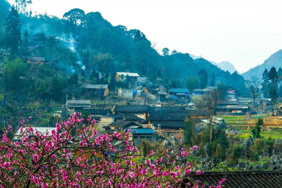 Sung La is located in Dong Van district, Ha Giang province. 