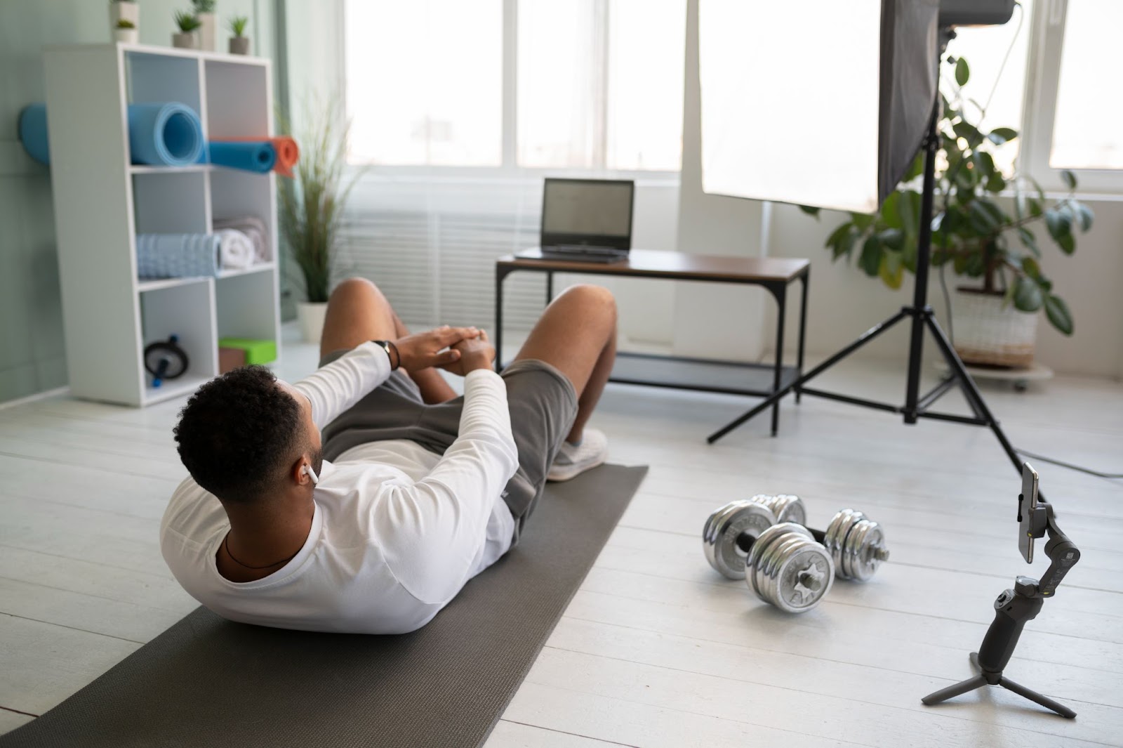 Full shot man training on yoga mat