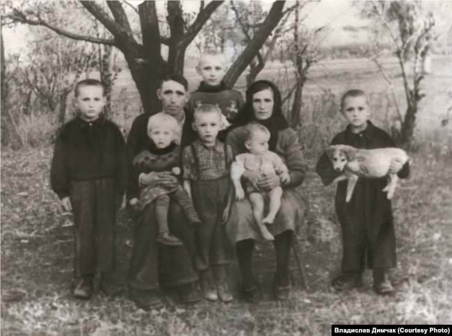 Родина Димчаків (Демчаків). Миколай та Орина з дітьми. Фото приблизно 1952 року