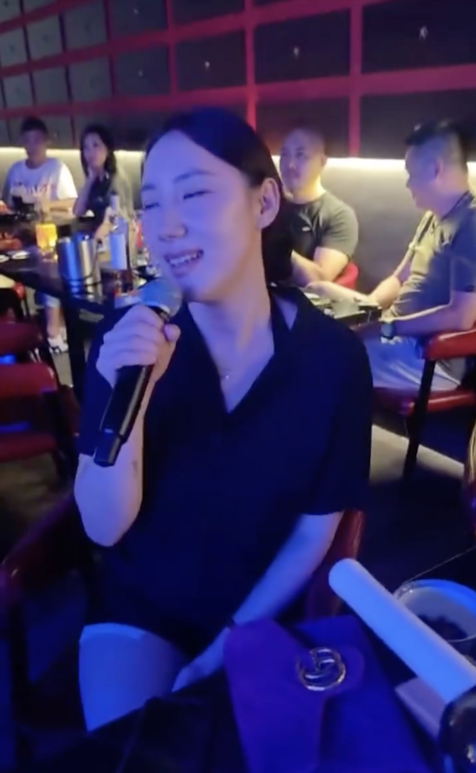 A picture of former trainee Vivian Jo Hyeon Gi singing 