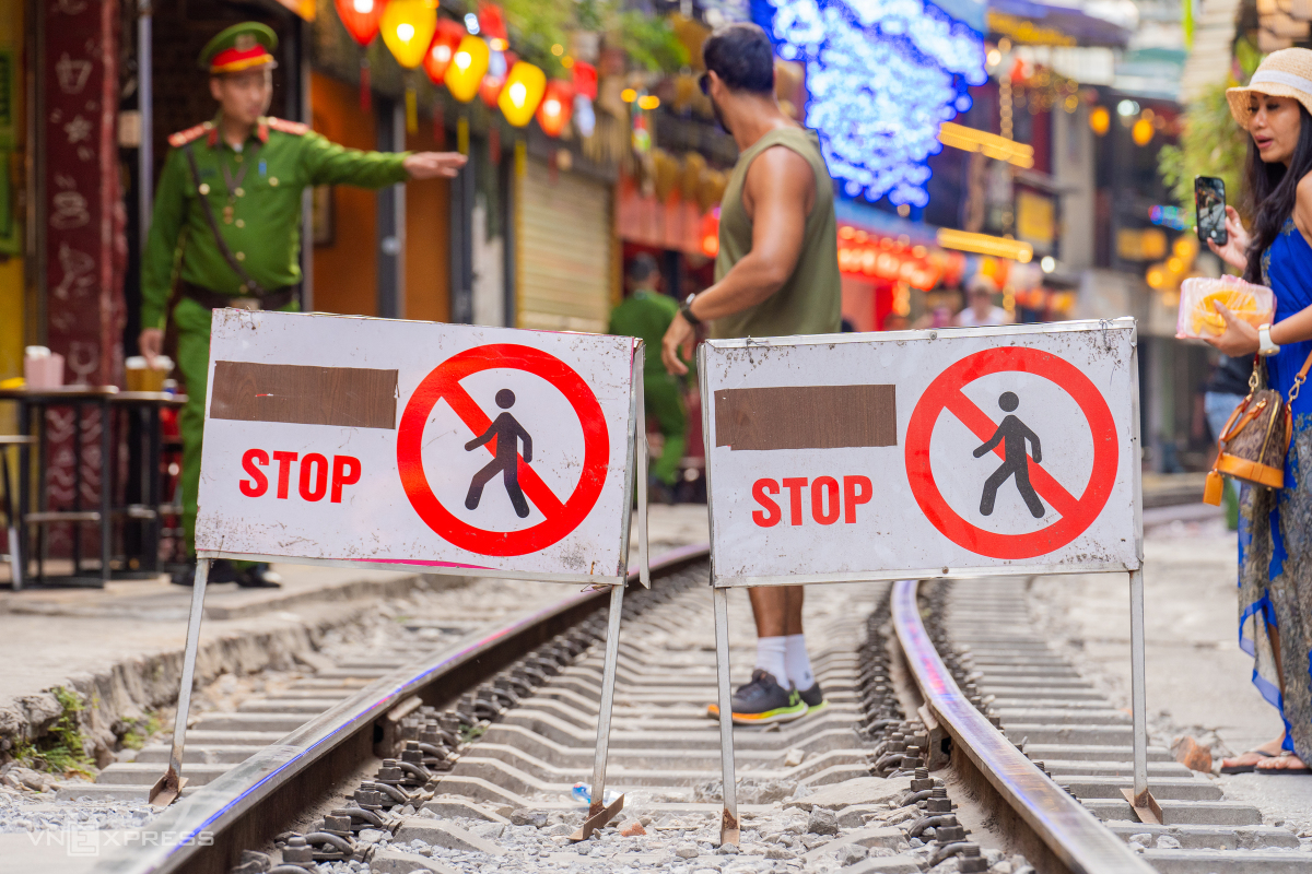 warning site no visit hanoi train street