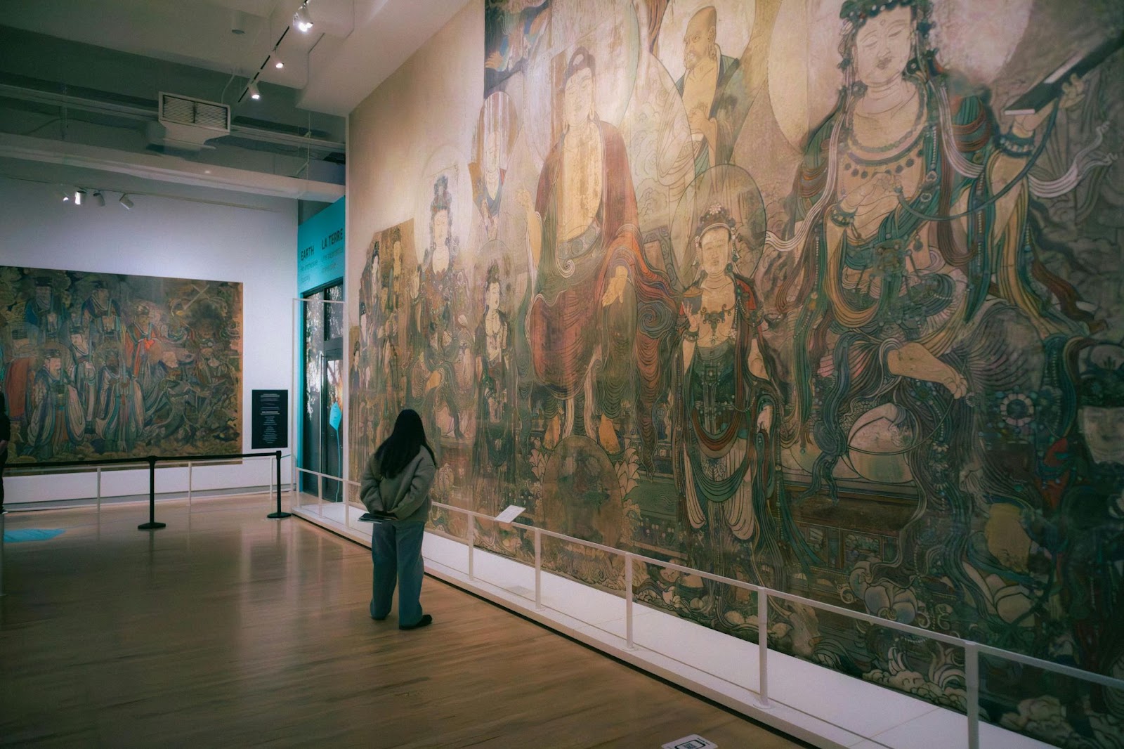 https://www.pexels.com/photo/visitor-viewing-asian-art-exhibit-in-toronto-museum-30150839/