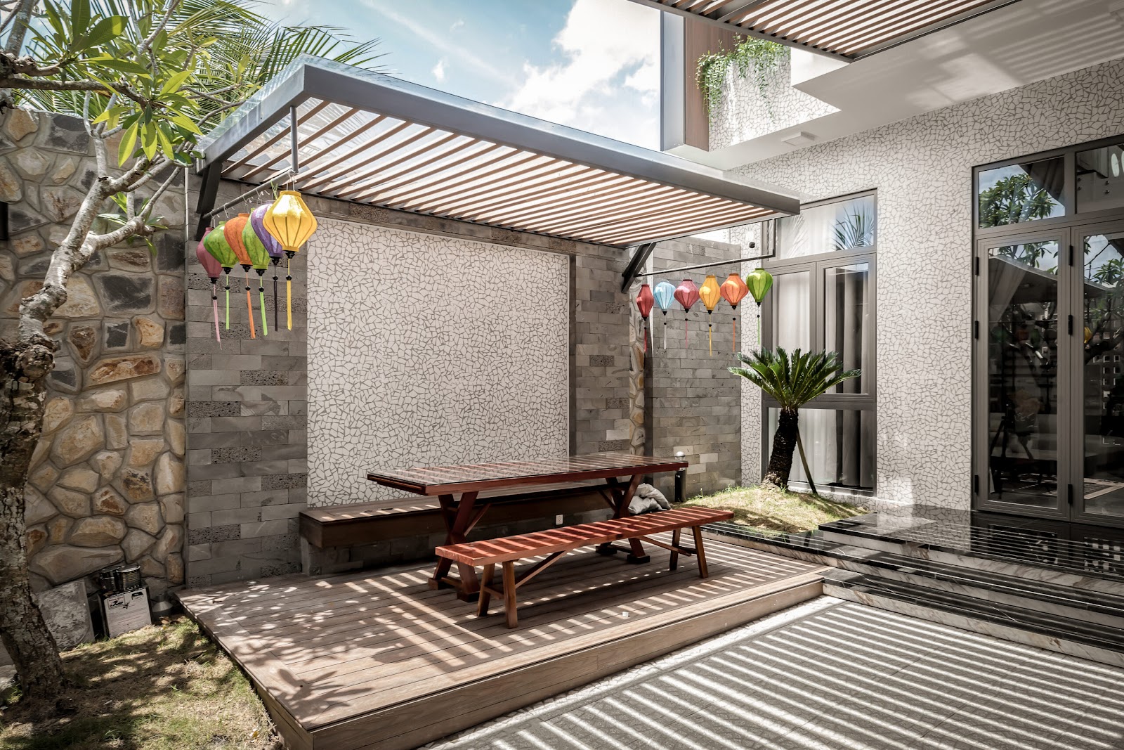 Nhà 3 tầng hiện đại kiểu mở giải quyết tốt bài toán chống nắng hướng chính tây