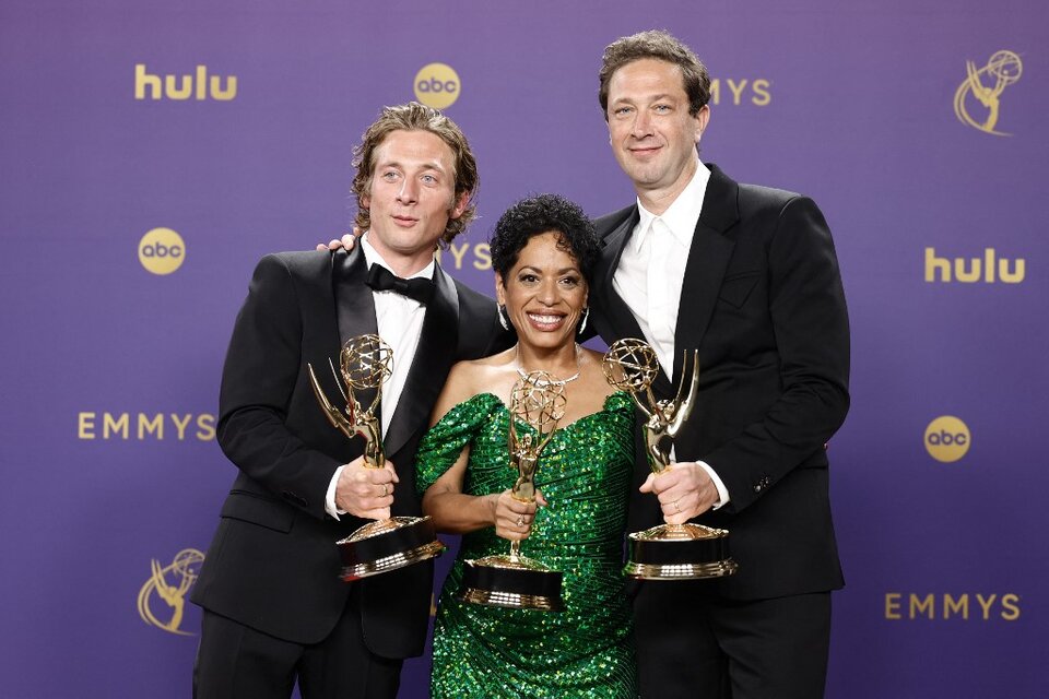 Jeremy Allen White, Liza Colón-Zayas y Ebon Moss-Bachrach posando con sus premios Emmy en la ceremonia de los premios Emmy 2024.