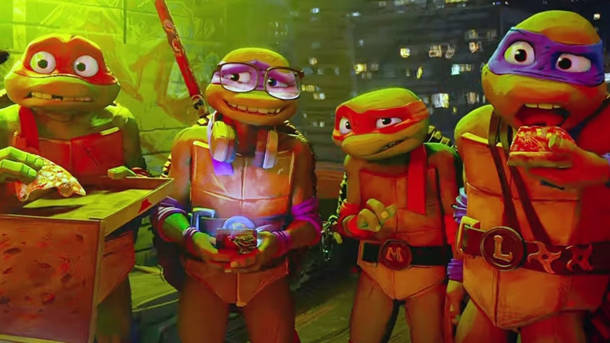 Las Tortugas Ninja disfrutando de pizza y bebidas en una escena nocturna con luces de la ciudad de fondo, en un estilo de animación colorido.