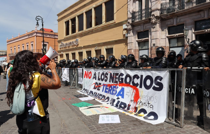 Una persona con la mano en la calle

Descripción generada automáticamente con confianza media