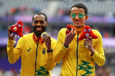 Yeltsin Jacques e seu guia com a medalha de ouro durante os Jogos Paralímpicos de Paris 2024 (Foto: Silvio Ávila/CPB)