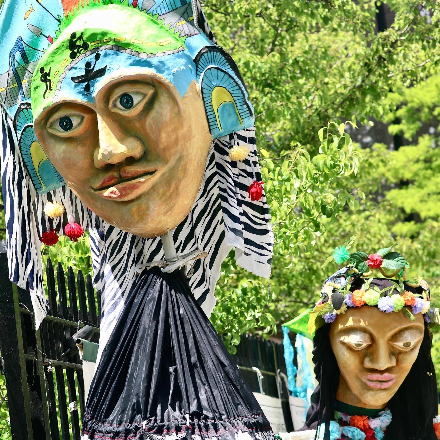 A group of statues outside

AI-generated content may be incorrect.