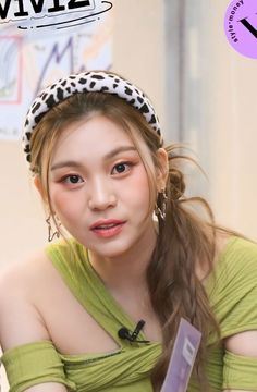 This contain  an image of   VIVIZ's Umji
