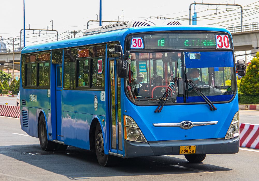 Bạn có thể đi xe bus và xuống trạm Phạm Văn Xảo để đến nhà thờ Thiên Ân (Ảnh: Sưu tầm Internet)