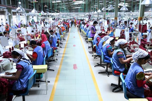 A dos años de tragedia textil, siguen los abusos en Bangladesh