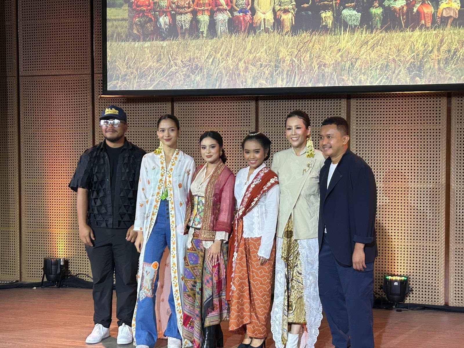 (Dari kiri) Bramsky sebagai sutradara, Putri Marino, Syandria Kameron, Woro Mustiko, Renitasari Adrian sebagai Program Director Bakti Budaya Djarum Foundation, dan Hagai Pakan. (Foto: Froyonion/Grace Angel)