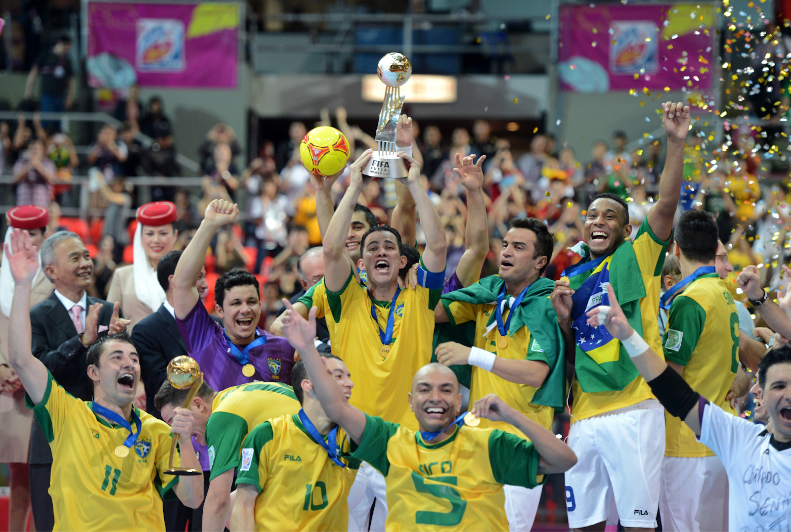 Brasil levantando taça de campeão da Copa do Mundo de Futebol de Areia