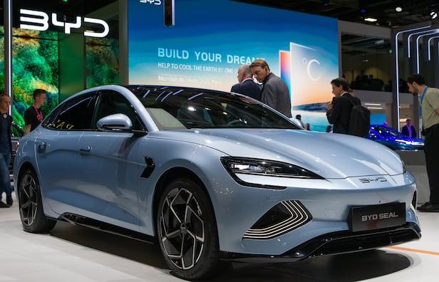 ‘2022 파리국제모터쇼(MONDIAL DE L’AUTO PARIS)’ 프레스데이에서 중국 비야디(BYD)가 선보인 전기차 세단 ‘씰(SEAL)’./뉴스1.