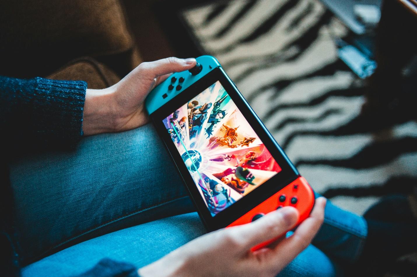 A person holding a video game controller

Description automatically generated