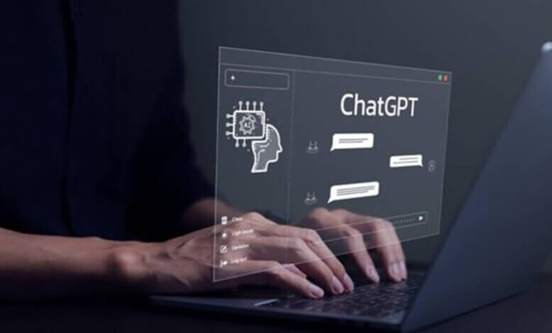 Pessoa interagindo com o ChatGPT através do notebook