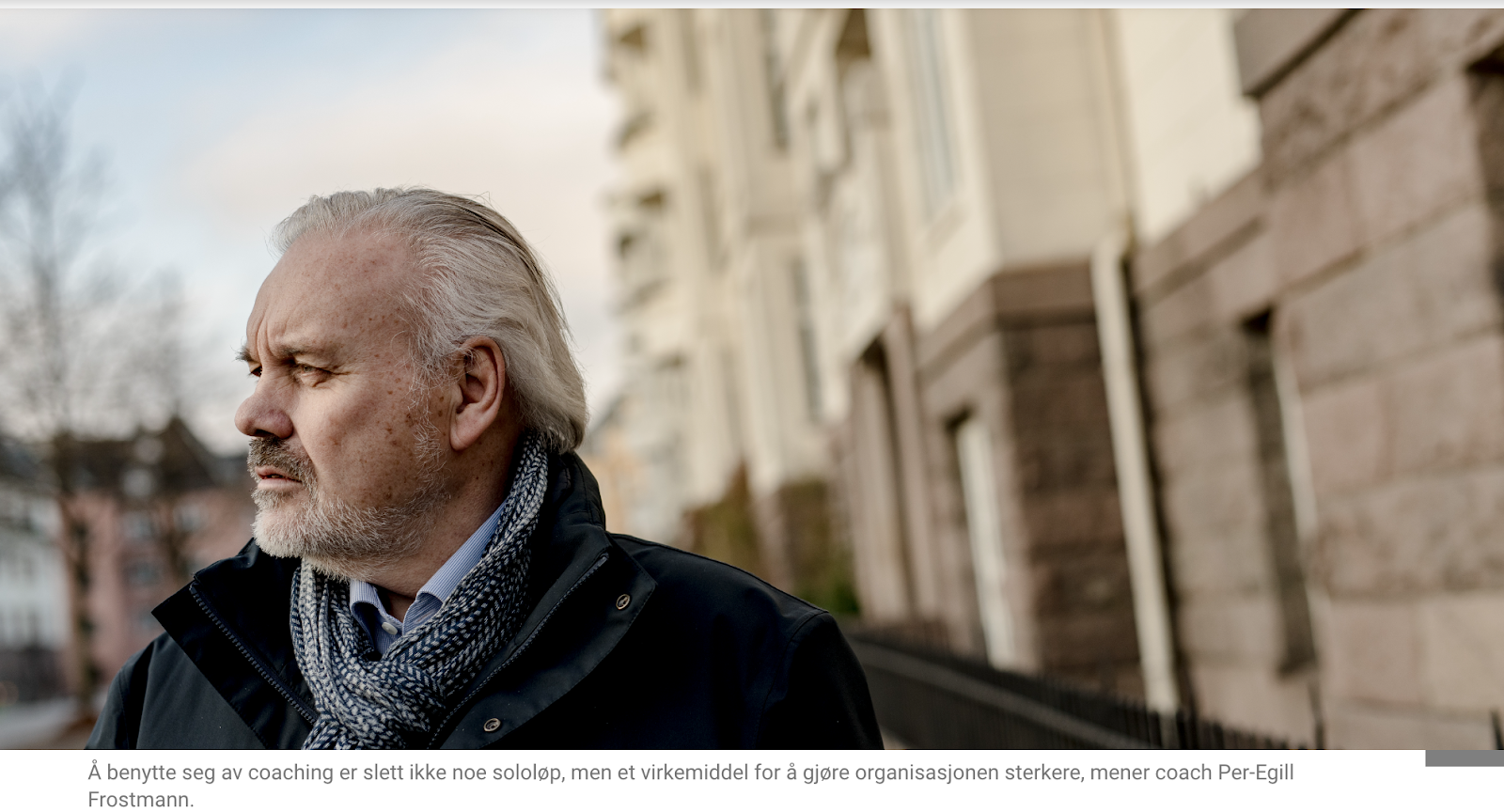 Et bilde som inneholder Menneskeansikt, person, klær, konstruksjon

Automatisk generert beskrivelse