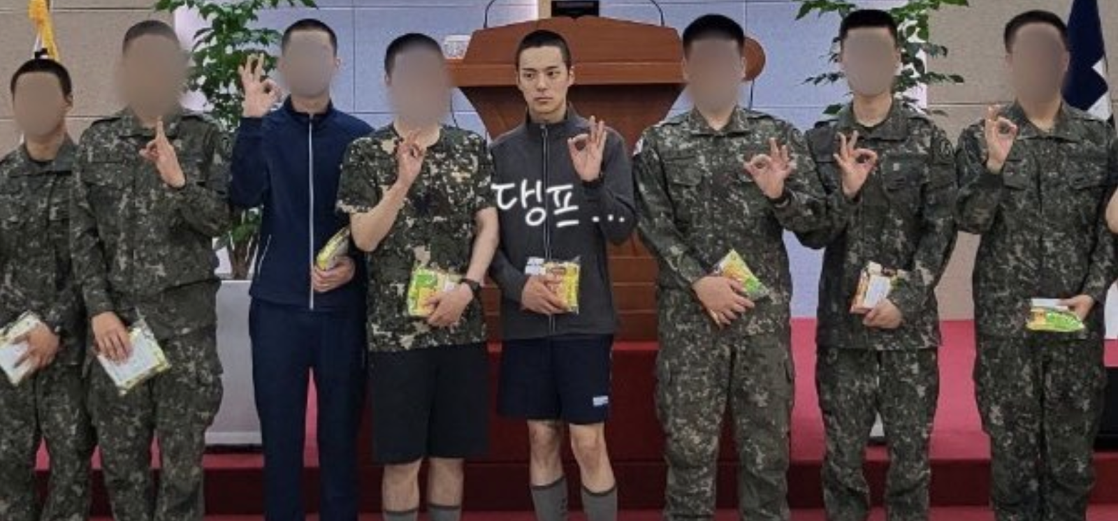 Minhyuk and other military members holding Choco Pie in their hands 